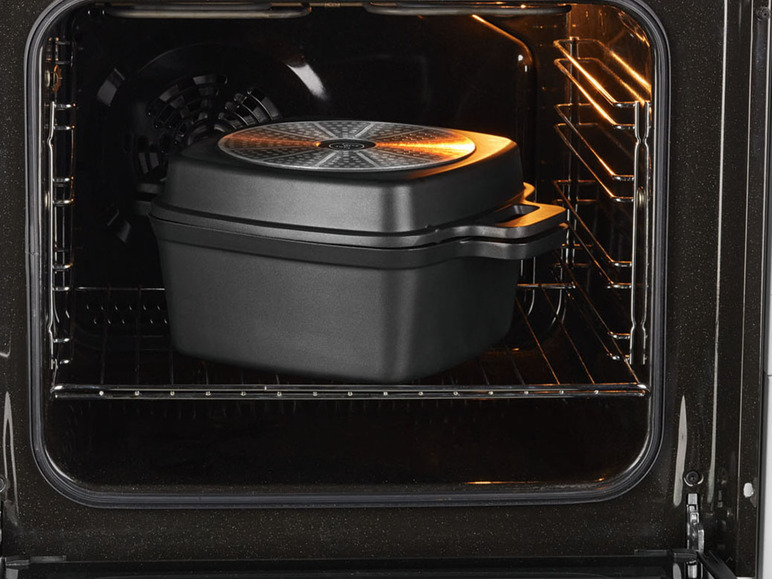 Eine schwarze Bratpfanne in einem Backofen.