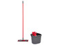 Ein Vileda-Mopp mit rotem Stiel und einem Eimer.