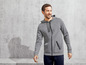 Mann trägt einen grauen Hoodie mit Reißverschluss