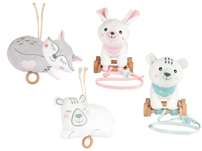 Drei weiche Stofftiere auf Rädern: ein Kaninchen, ein Bär und ein Fuchs.