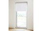 Ein weißes Rollo für ein Fenster.