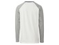 Weißes T-Shirt mit grauen Raglanärmeln.