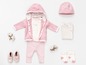 Baby-Outfit mit rosa Jacke, Hose, Mütze und Socken.
