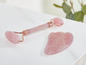 Rosenquarz-Gesichtsroller und Gua Sha.