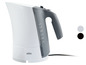 Ein weißer Wasserkocher von Braun mit grauem Griff.