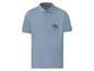 Hellblaues Poloshirt von Livergy mit einem Aufdruck einer Weltkarte.