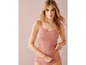 Ein Model trägt ein rosa Top und einen passenden Slip.