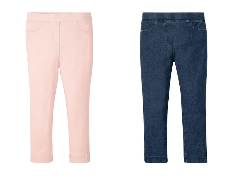 Zwei Paar Hosen: rosa und dunkelblauer Denim