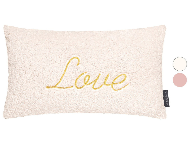 Ein rosa Kissen von Magma mit der Stickerei 'Love'.