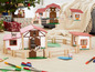 Hölzerner Bauernhof-Spielset mit Scheunen, Tieren und Zäunen.