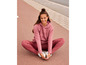 Frau in rosa Hoodie und Leggings der Marke MSK.