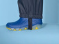 Blaue Gummistiefel mit schwarzen Hosenbeinen
