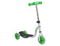 Ein weißer Tretroller mit grünen Rädern der Marke Hudora.