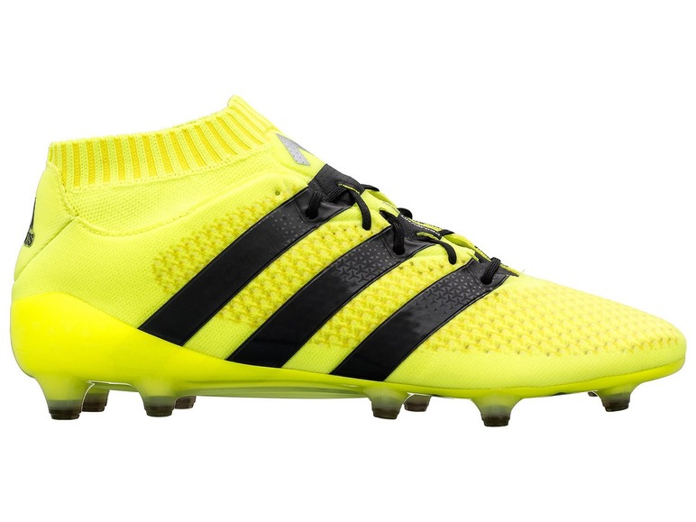 Gelbe Adidas Fußballschuhe mit schwarzen Streifen.