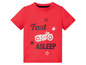Ein rotes T-Shirt mit einem Motorrad-Motiv und dem Schriftzug 'Fast Asleep'.