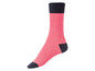 Eine rosa Socke mit blauer Spitze und Ferse.