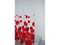 Eine weiße Duschvorhang mit roten Punkten und Blumen.