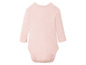 Ein rosa Baby-Body mit langen Ärmeln.