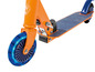 Ein orangefarbener Nerf-Tretroller mit blauen leuchtenden Rädern.