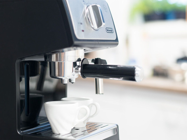 Gehe zu Vollbildansicht: Delonghi Espressomaschine, ECP 33.21, mit 3 Crema Siebe und Milchaufschäumdüse, Vorbrühsystem - Bild 4