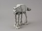 Ein weißes AT-AT Modell aus Star Wars.