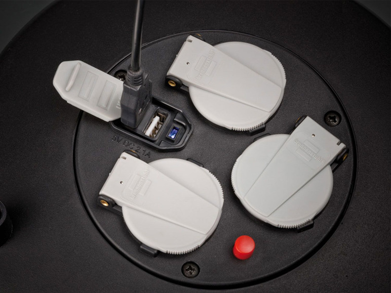 Eine Steckdose mit drei Steckdosen und einem USB-Anschluss