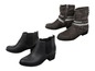 Zwei Paar Damenschuhe: schwarze Chelsea-Boots und graue Stiefeletten mit Schnalle.