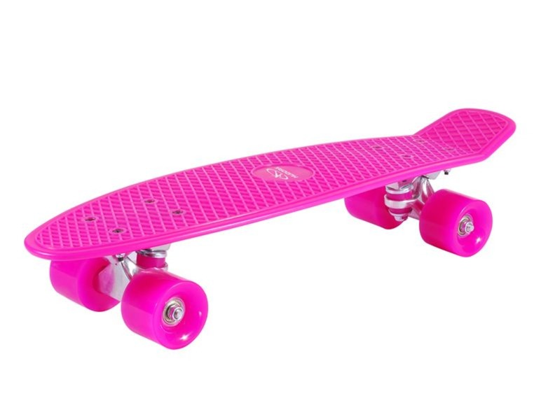 Ein rosa Skateboard aus Plastik mit silbernen Rollen.