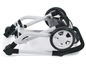 Weißer Kinderwagen mit großen Rädern, zusammengeklappt.