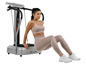 Eine Frau trainiert auf einer Vibrations-Plattform ChrisTopFit Vibro 5000.
