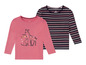 Zwei Baby-Langarmshirts, eines mit Giraffenprint und das andere gestreift.