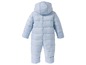 Ein blauer Baby-Winteroverall.