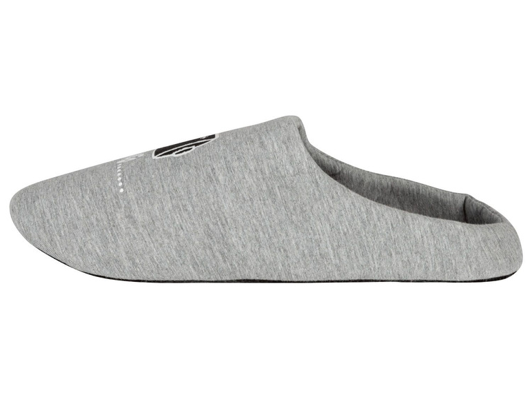 Graue Hausschuhe mit einem Muster.
