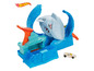 Hot Wheels Shark Attack Spielset mit einem Schiff, einem Hai und einem Auto.