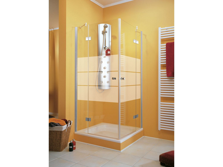 Eine moderne Duschkabine mit Glastüren und einer Regendusche.