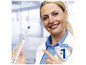 Eine Frau hält eine Oral-B elektrische Zahnbürste und zeigt auf das #1-Logo.
