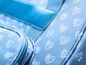Eine blaue Tasche mit Herzchenmuster.