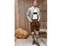 Mann in Lederhosen mit Strickjacke und Socken.