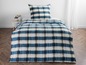 Blaue Bettwäsche mit kariertem Muster.