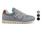 Graue New Balance Sneaker mit rosafarbenen Akzenten.