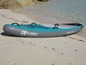 Ein aufblasbares Paddleboard von Explorer am Strand.