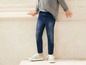 Jeans und Sneakers für Kinder.