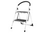 Weiße klappbare Leiter mit zwei Stufen und Handgriff.