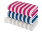 Drei gestreifte Handtücher in Rosa, Blau und Grau.