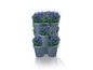 Ein stapelbarer Blumentopf mit blauen Blüten.