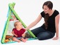 Ein Baby sitzt in einer Spielmatte mit Tipi-Form.