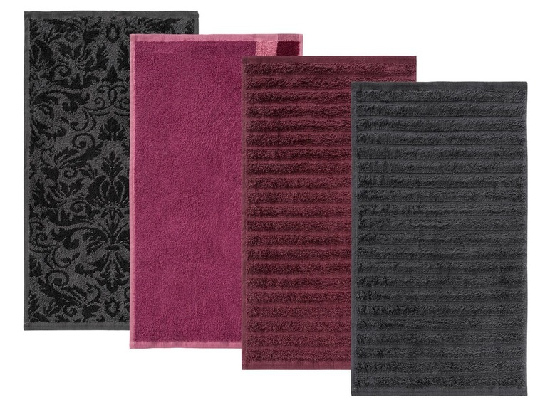 Vier Handtücher in verschiedenen Farben und Mustern, darunter eines mit Blümchenmuster.