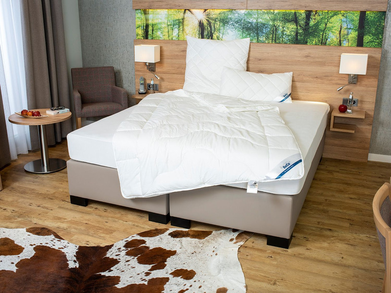 Gehe zu Vollbildansicht: BeCo Vierjahreszeiten-Bettdecke »Proneem«, mit Milbenschutz, 100 % Baumwolle - Bild 1