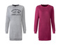 Zwei lange Sweatshirts, eines grau mit dem Text 'Satisfied with simplicity' und eines rosa mit einer Tasche.