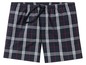 Blauer Pyjama-Short mit rot-weißem Karomuster.